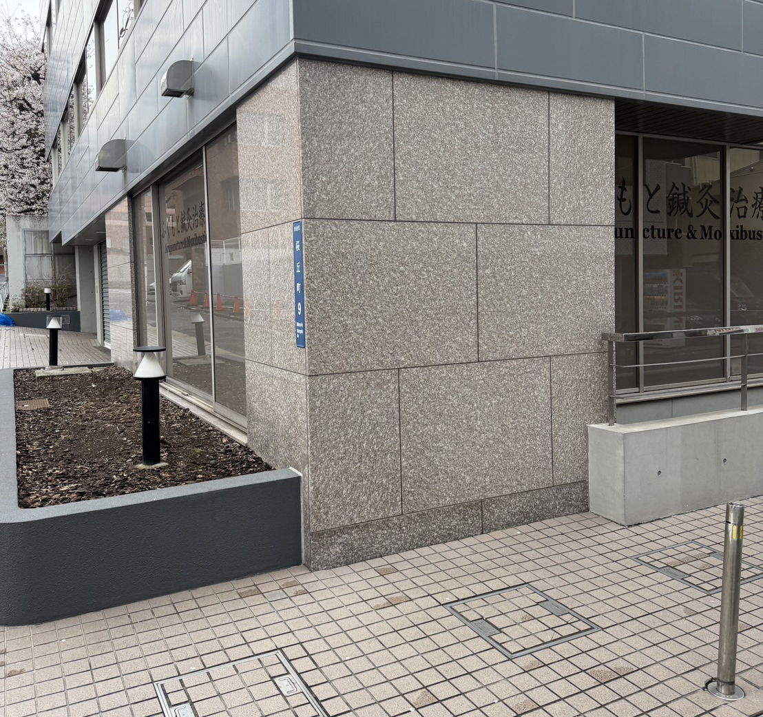 建物の壁沿いの駐輪スペース