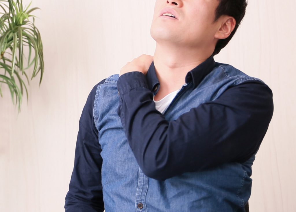 肩こりに悩む男性t